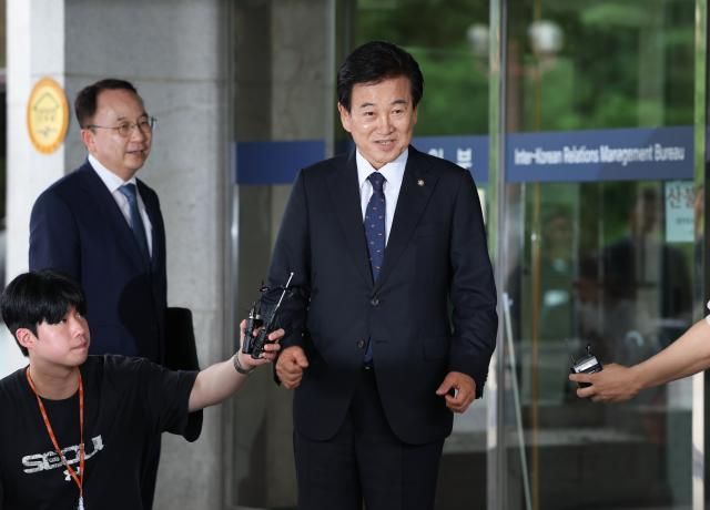 정동영 통일부 장관 후보자가 지난달 24일 서울 종로구 남북관계관리단에 마련된 인사청문회 준비사무실로 들어서고 있다 사진연합뉴스