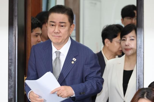 김병기 더불어민주당 당대표 직무대행 겸 원내대표가 2일 서울 여의도 국회에서 열린 최고위원회의에 참석하고 있다 사진연합뉴스