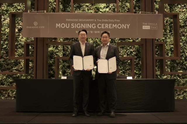 신라면세점과 파라다이스시티가 외국인 관광객 유치 활성화를 위한 업무협약을 맺었다 김준환 호텔신라 부사장오른쪽과 최종환 파라다이스세가사미 대표가 1일 인천 중구 영종도 파라다이스시티에서 업무협약을 체결한 뒤 기념촬영을 하고 있다 사진신라면세점