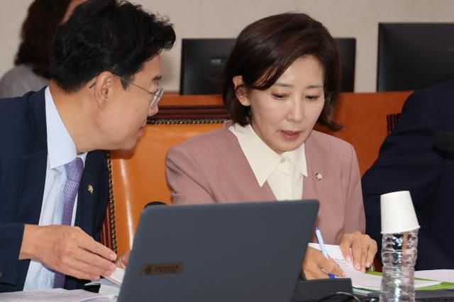 나경원 국민의힘 의원이 17일 국회 산업통상자원중소벤처기업위원회에서 열린 김정관 산업통상자원부 장관 후보자에 대한 인사청문회에서 국민의힘 김성원 의원왼쪽과 대화하고 있다 사진연합뉴스