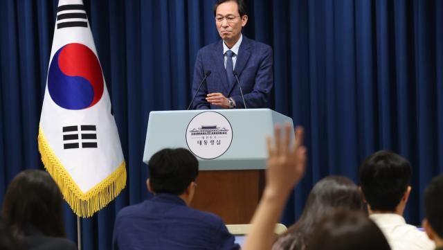 우상호 정무수석이 20일 용산 대통령실 기자회견장에서 장관 인선 관련 브리핑 후 질문을 받고 있다 우 수석은 이재명 대통령이 이진숙 교육부 장관 지명을 철회했다고 밝혔다사진연합뉴스