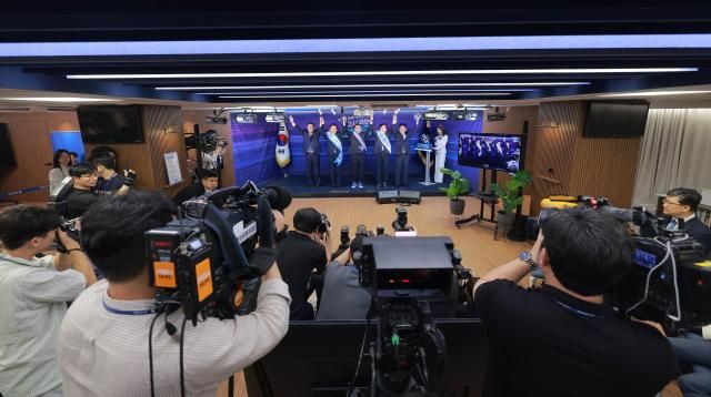 19일 오후 서울 여의도 더불어민주당 중앙당사에서 열린 당대표 및 최고위원 선출을 위한 충청권 합동연설회에서 참석자들이 기념촬영을 하고 있다 사진 왼쪽부터 김병기 민주당 당 대표 직무대행 겸 원내대표 정청래 당대표 후보 박찬대 당대표 후보 황명선 최고위원 후보 김정호 민주당 중앙당선거관리위원장 민주당은 이날 대전에서 현장 순회 경선을 치르려 했으나 전국적으로 폭우 피해가 심하다는 점을 고려 온라인 합동 연설회로 이를 대신하기로 결정했다 20250719사진유대길 기자 dbeorlf123ajunewscom