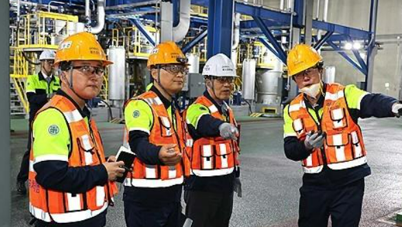 세종 음극재 공장을 둘러보는 장인화 포스코그룹 회장 사진포스코그룹 