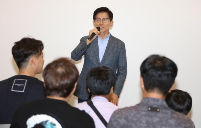 지난 대선 국민의힘 후보였던 김문수 전 고용노동부 장관이 11일 오후 대구 중구의 한 카페에서 지역 청년들과 간담회를 하고 있다 사진연합뉴스