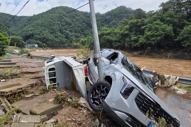 20일 경기 가평군에 쏟아진 폭우로 인해 차량들이 파손돼 있다 사진연합뉴스