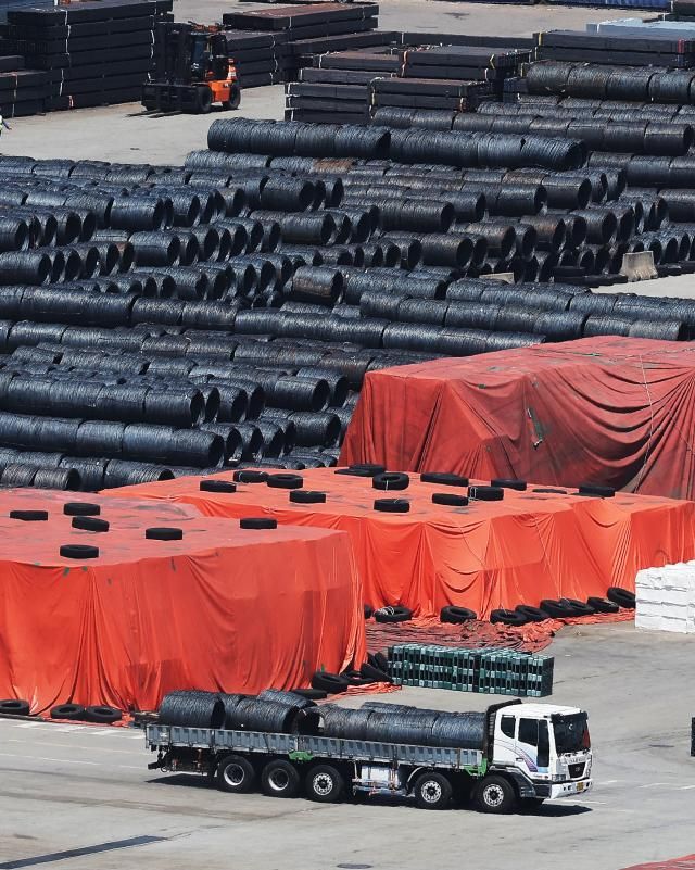 미 도널드 트럼프 대통령이 미국으로 수입되는 외국산 철강·알루미늄 제품에 대해 인상하기로 한 50 관세가 발효된 지난달 4일 경기도 평택항에 철강 제품이 쌓여 있다 사진연합뉴스