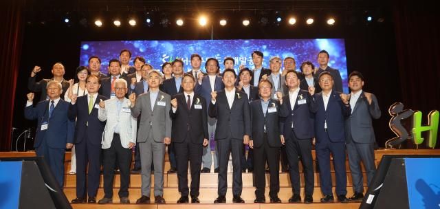 오세훈 서울시장가운데 오른쪽과 황상하 서울주택도시개발공사 사장이 11일 서울 강남구 서울주택도시개발공사에서 열린 서울주택도시개발공사 출범식 및 비전 선포식에서 참석자들과 기념촬영을 하고 있다 2025711 사진연합뉴스