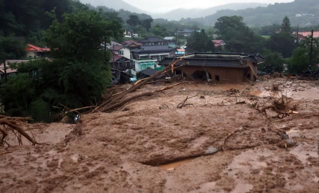 폭우·산사태로 인해 지난 19일 오후 경남 산청군 단성면 내원마을 입구에 토사가 쌓여 위험한 장면이 연출되고 있다 사진연합뉴스