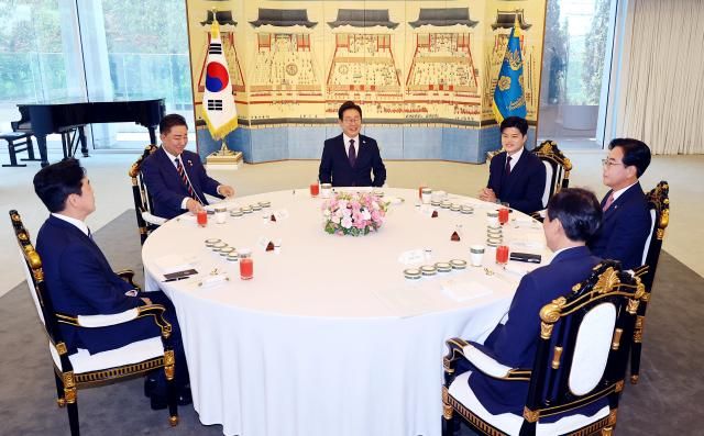 22일 서울 한남동 대통령 관저에서 이재명 대통령과 여야 지도부의 오찬 회동이 열리고 있다 왼쪽부터 시계방향으로 강훈식 대통령비서실장 더불어민주당 김병기 당대표 직무대행 겸 원내대표 이 대통령 국민의힘 김용태 비상대책위원장 송언석 원내대표 우상호 대통령실 정무수석사진연합뉴스