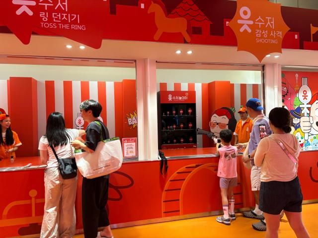 20일 오후 12시30분 서울 성동구 성수동에서 열린 팝업스토어 '읏수저놀이터'에서 방문객들이 게임을 즐기고 있다. [사진=정윤영 기자]