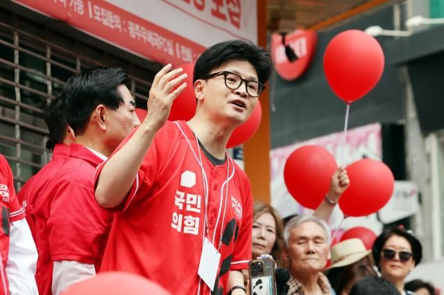제21대 대통령선거 사전투표 첫날인 지난 5월 29일 오후 광주 동구 충장로우체국 앞에서 국민의힘 한동훈 전 대표가 유세하고 있다 사진연합뉴스
