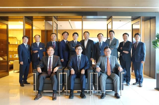 하단 좌측부터 반시계 방향으로 이민걸 대표변호사전 부장판사 박광온 고문전 민주당 원내대표 조성욱 대표변호사전 대전고검 검사장 김근호 변호사전 방위사업청 행정사무관 조용태 고문전 중앙행정기관 홍정석 팀장전 공정거래위원회 할부거래과장 변경석 고문전 중앙행정기관 주민석 변호사전 금융위원회 사무관 김성호 변호사현 국토교통부 중앙건설기술심의위원 박장호 고문전 국무총리실 개발협력정책관 송병철 고문국회 외교통일위원회 수석전문위원 박재현 고문전 매일경제 편집국장 박삼근 변호사전 삼성전자서비스 법무팀장 사진법무법인 화우