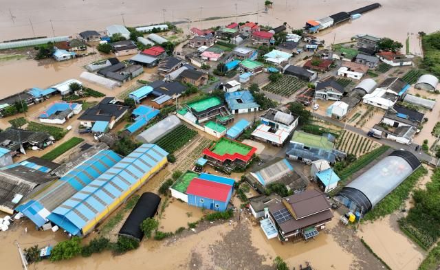 17일 충남 예산군 삽교읍 용동3리 일대 마을이 폭우로 침수돼 있다 사진연합뉴스