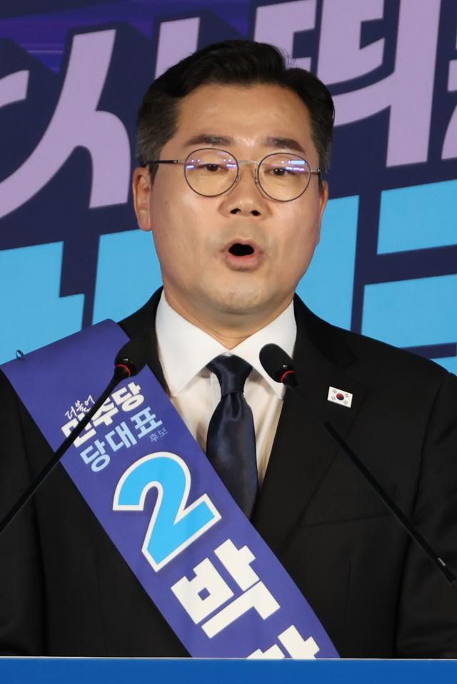 박찬대 더불어민주당 당대표 후보가 지난 20일 서울 여의도 당사에서 열린 8·2 전당대회 순회 경선 영남권 합동연설회에서 정견 발표를 하고 있다 사진연합뉴스