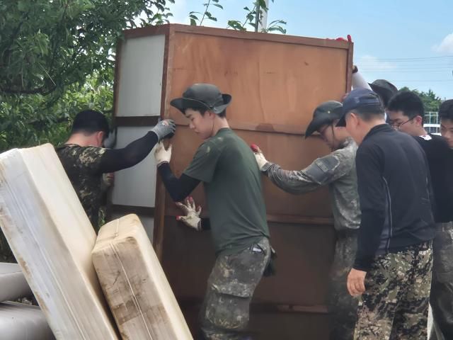 육군 제32사단 장병들이 지난 20일 충남 예산군 삽교읍 일대에서 침수피해 민가 복구지원을 하고 있다 사진육군 