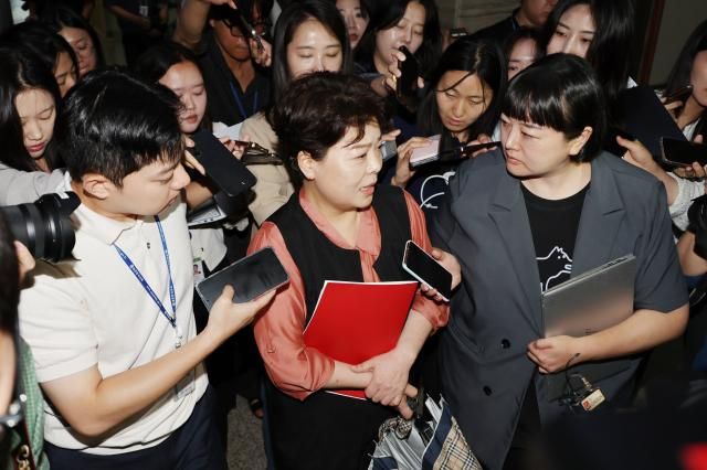 윤희숙 국민의힘 혁신위원장이 17일 서울 여의도 국회에서 열린 비상대책위원회의에 참석한 뒤 나와 취재진의 질문에 답하고 있다 윤 혁신위원장은 전날 나경원·윤상현·장동혁 의원과 송언석 비상대책위원장 겸 원내대표에게 거취 결정을 요구하는 인적쇄신안을 발표했다 사진연합뉴스