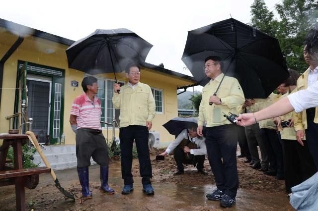 이재명 대통령이 21일 집중호우로 산사태가 발생한 경남 산청군 산청읍 부리마을에 방문했다 사진연합뉴스