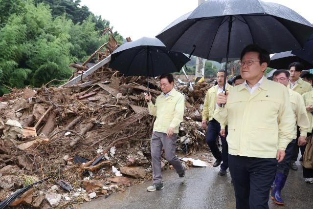 이재명 대통령이 21일 집중호우로 산사태가 발생한 경남 산청군 산청읍 부리마을에 방문했다 사진연합뉴스