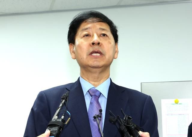 구윤철 부총리 겸 기획재정부 장관이 21일 정부세종청사 기재부 기자실을 찾아 출입 기자들의 질문에 답하고 있다 사진연합뉴스