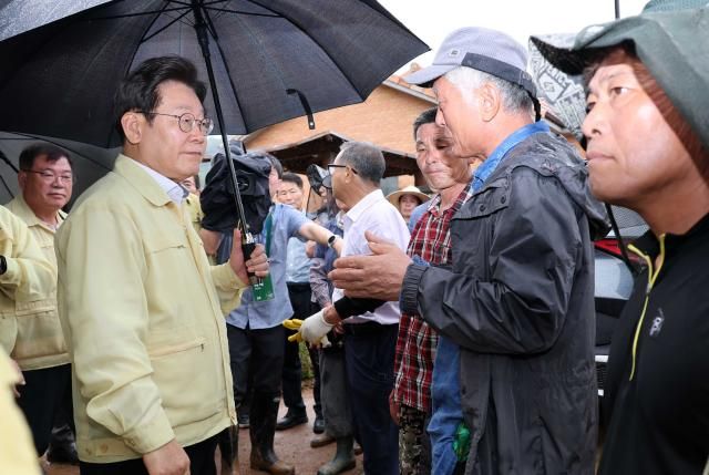 이재명 대통령이 21일 집중호우로 산사태가 발생한 경남 산청군 산청읍 부리마을에서 주민들을 만나 피해 상황 등에 대한 설명을 듣고 있다 사진연합뉴스