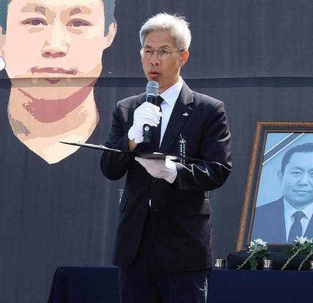 태안화력발전소에서 작업하다 숨진 재하청 비정규직 노동자 고故 김충현 씨의 영결식이 지난달 18일 오전 충남 태안군 태안화력발전소 앞에서 엄수되고 있다 민주노동당 권영국 대표가 조사弔詞를 낭독하고 있다 김충현 씨는 지난 2일 오후 2시 30분께 태안화력 내 한전KPS 태안화력사업소 기계공작실에서 작업을 하다 공작기계에 끼이는 사고로 숨졌다 사진연합뉴스