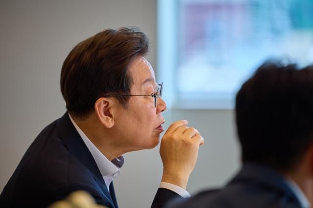 이재명 대통령이 21일 서울 용산 대통령실 청사에서 김민석 국무총리와 주례 보고 회동을 하고 있다 사진대통령실