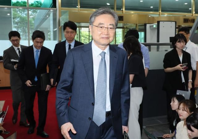 조현 외교부 장관이 21일 서울 종로구 외교부 청사로 출근하고 있다 사진연합뉴스