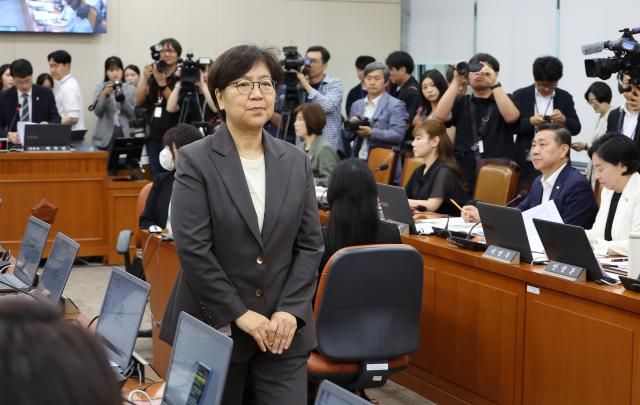 정은경 보건복지부 장관 후보자가 지난 18일 국회 보건복지위원회에서 열린 인사청문회에서 더불어민주당 소속 박주민 위원장에게 선서문을 제출한 뒤 돌아서 자리로 향하고 있다 사진연합뉴스