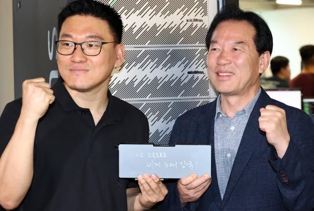 정태호 국정기획위원회 경제1분과장이 25일 경기 성남시 분당구 AI 반도체 설계 스타트업 리벨리온을 방문 박성현 리벨리온 대표와 지난 울산 데이터센터 출범식에서 이재명 대통령이 사인한 리벨리온 NPU 카드를 들고 기념 촬영하고 있다 사진연합뉴스