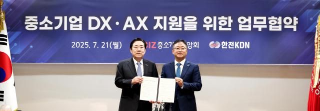 김기문 중소기업중앙회장왼쪽과 박상형 한전KDN 사장이 21일 중소기업 DX AX 지원을 위한 업무협약식에서 기념촬영을 하고 있다 사진중소기업중앙회