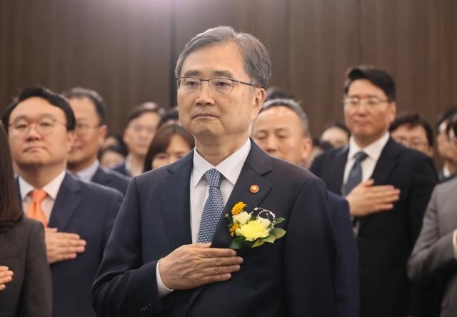 조현 외교부 장관이 21일 서울 종로구 외교부 서희홀에서 열린 취임식에서 국기에 경례하고 있다 사진연합뉴스