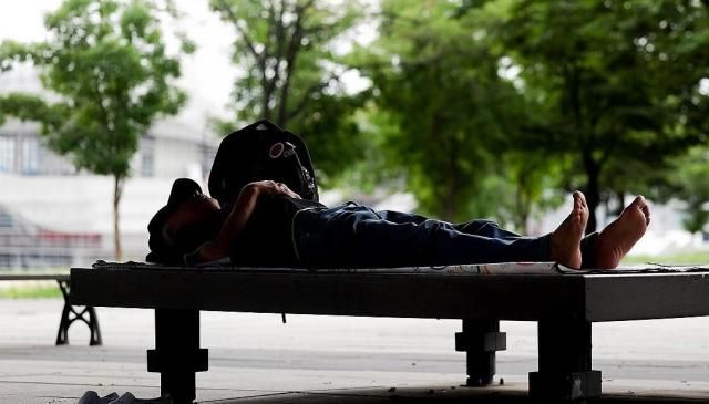 무더위가 다시 시작된 21일 서울 영등포구 여의도한강공원에서 한 시민이 그늘에서 휴식을 취하고 있다 사진연합뉴스