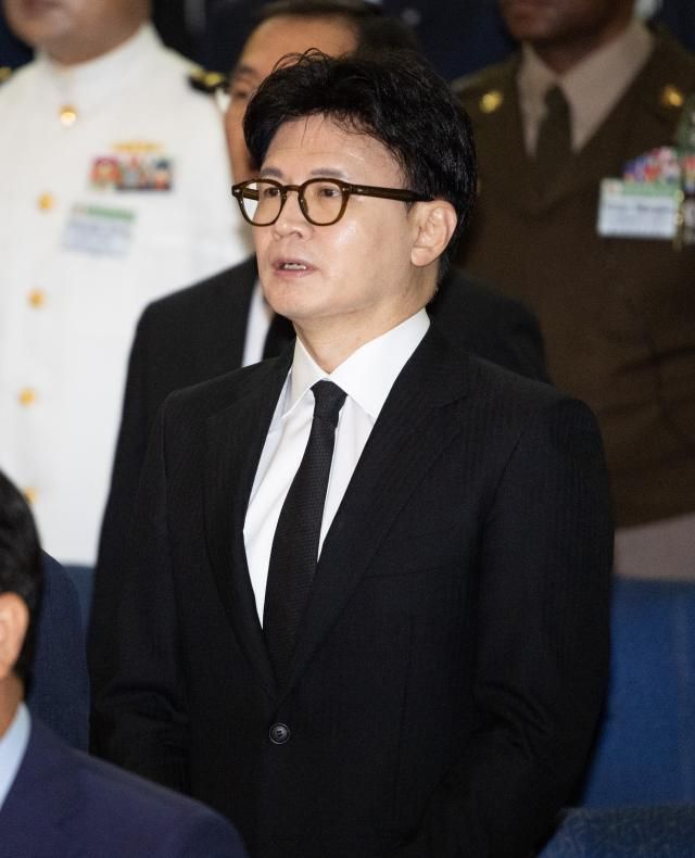 한동훈 국민의힘 전 대표가 29일 경기도 평택시 해군 2함대사령부 충무동산에서 열린 제2연평해전 승전 23주년 기념식에서 애국가를 제창하고 있다 사진연합뉴스