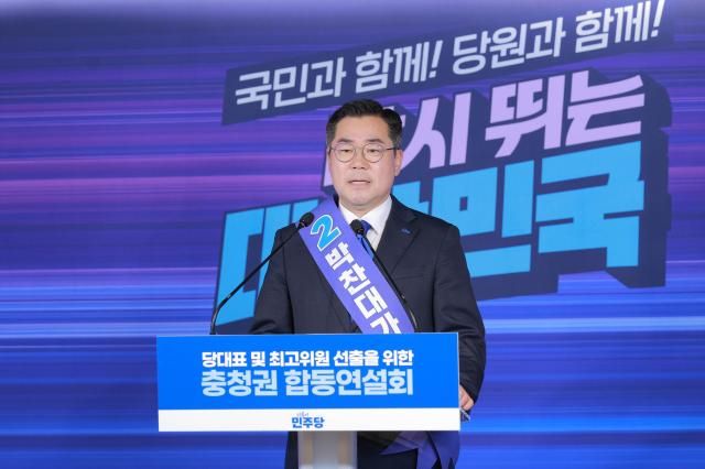 박찬대 당대표 후보가 19일 오후 서울 여의도 더불어민주당 중앙당사에서 열린 당대표 및 최고위원 선출을 위한 충청권 합동연설회에서 정견발표를 하고 있다 민주당은 이날 대전에서 현장 순회 경선을 치르려 했으나 전국적으로 폭우 피해가 심하다는 점을 고려 온라인 합동 연설회로 이를 대신하기로 결정했다 20250719사진유대길 기자 dbeorlf123ajunewscom