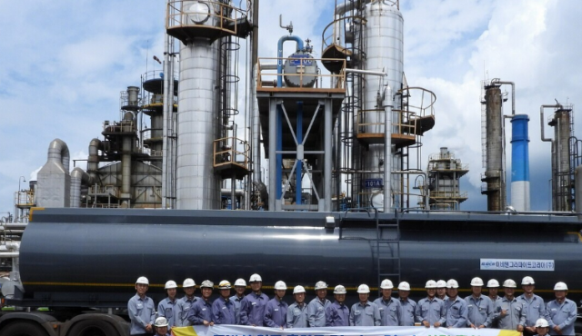 OCI 임직원들이 지난 15일 OCI 포항공장에서 열린 이비덴그라파이트코리아향 피치 첫 출하 기념식에서 기념 촬영을 하고 있다 사진OCI 