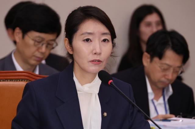 강선우 여성가족부 장관 후보자가 지난 14일 국회 여성가족위원회에서 열린 인사청문회에서 위원의 질문에 답하고 있다 사진연합뉴스