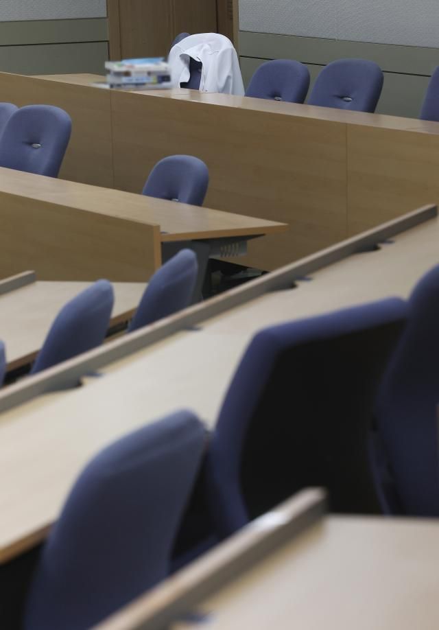 서울 시내 한 의과대학 강의실에 가운이 걸려 있다 2025717 사진연합뉴스 