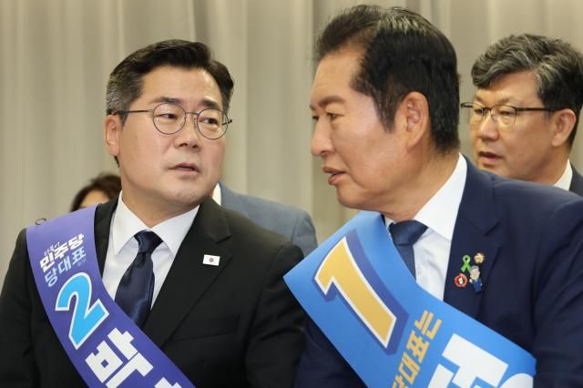 정청래·박찬대왼쪽 더불어민주당 당대표 후보가 지난 20일 서울 여의도 당사에서 열린 8·2 전당대회 순회 경선 영남권 합동연설회에서 대화하고 있다 사진연합뉴스