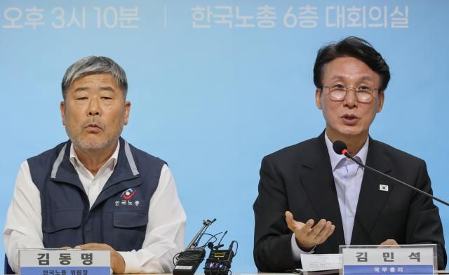 김민석 국무총리가 22일 서울 영등포구 한국노총 대회의실에서 열린 간담회에서 인사말을 하고 있다 왼쪽은 김동명 한국노총 위원장 사진연합뉴스