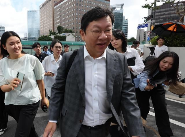 윤재현 참손푸드 대표가 22일 서울 종로구 KT광화문빌딩에 마련된 김건희 여사 관련 의혹을 수사 중인 민중기 특별검사팀 사무실에 출석하고 있다 2025722 사진연합뉴스