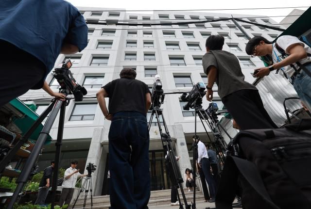 윤석열 전 대통령 배우자 김건희 여사를 둘러싼 각종 의혹을 수사하는 민중기 특별검사팀이 삼부토건에 대해 압수수색에 나선 3일 서울 종로구 삼부토건이 입주한 건물 앞에 취재진이 대기하고 있다사진연합뉴스