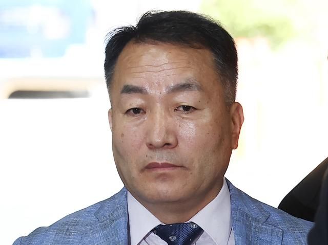 국회 증언·감정 등에 관한 법률 위반 등 혐의를 받는 김계환 전 해병대사령관이 구속 전 피의자 심문영장실질심사을 위해 22일 서울 서초구 서울중앙지방법원으로 향하고 있다 사진연합뉴스