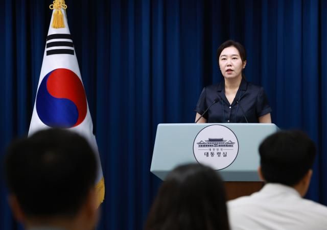 강유정 대통령실 대변인이 22일 서울 용산 대통령실 청사에서 인사 관련 브리핑을 하고 있다사진연합뉴스