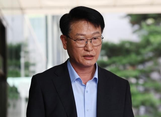 이영팔 소방청 차장이 22일 서울 서초구 서울고등법원에 마련된 내란 특검 사무실로 향하고 있다 사진연합뉴스