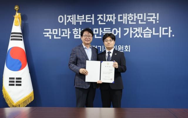 22일 서울 종로구 국정기획위원회에서 열린 청소년 명예 국정기획위원 위촉식에서 이한주 위원장이 위촉패를 수여한 뒤 기념촬영을 하고 있다 사진연합뉴스