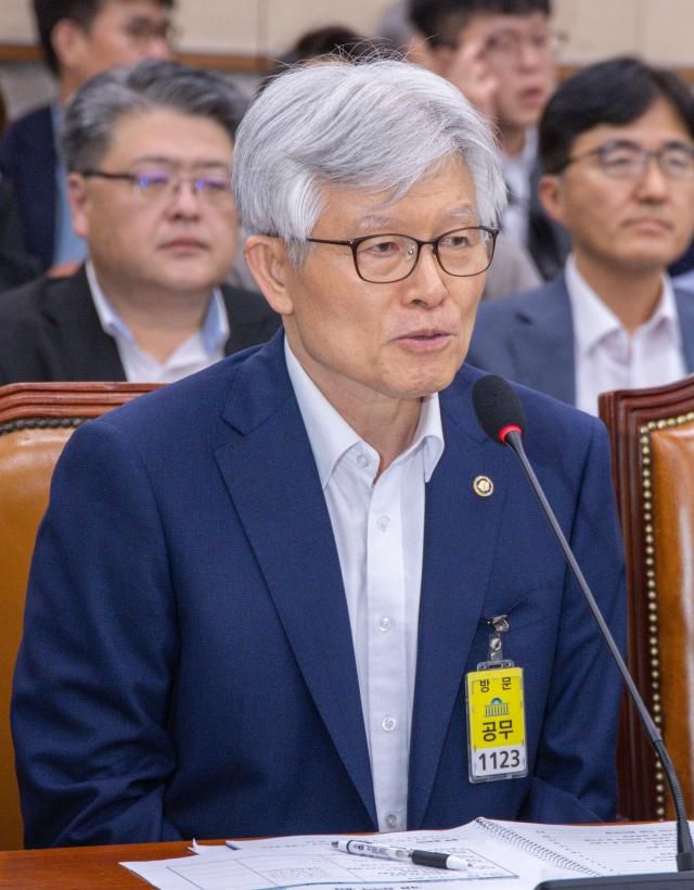 최동석 인사혁신처장이 22일 국회에서 열린 국회 법제사법위원회 전체 회의에 출석해 의원 질의에 답하고 있다 사진연합뉴스