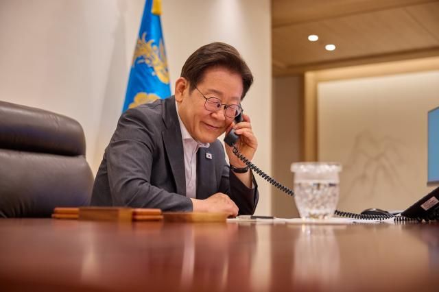 이재명 대통령이 22일 용산 대통령실에서 타밈 빈 하마드 알사니 카타르 국왕과 통화를 하고 있다사진연합뉴스