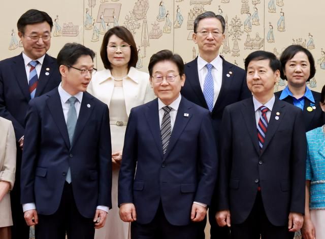 이재명 대통령이 23일 서울 용산 대통령실 청사에서 열린 신임 국무위원 및 지방시대위원장에게 임명장 및 위촉장 수여를 마친 뒤 환담장으로 향하고 있다 사진연합뉴스