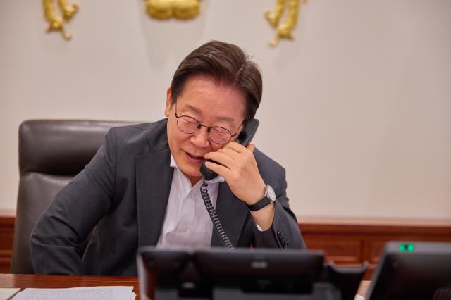 이재명 대통령이 22일 용산 대통령실에서 타밈 빈 하마드 알사니 카타르 국왕과 통화를 하고 있다사진연합뉴스