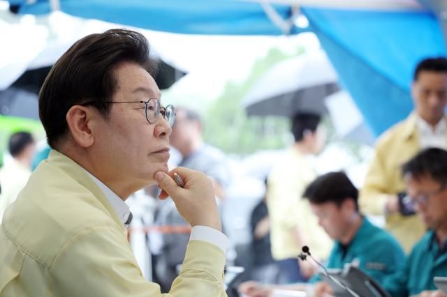 이재명 대통령이 지난 21일 경남 산청군 산청읍 행정복지센터 인근에 마련된 호우 피해 통합지원본부에서 보고를 받고 있다 사진연합뉴스